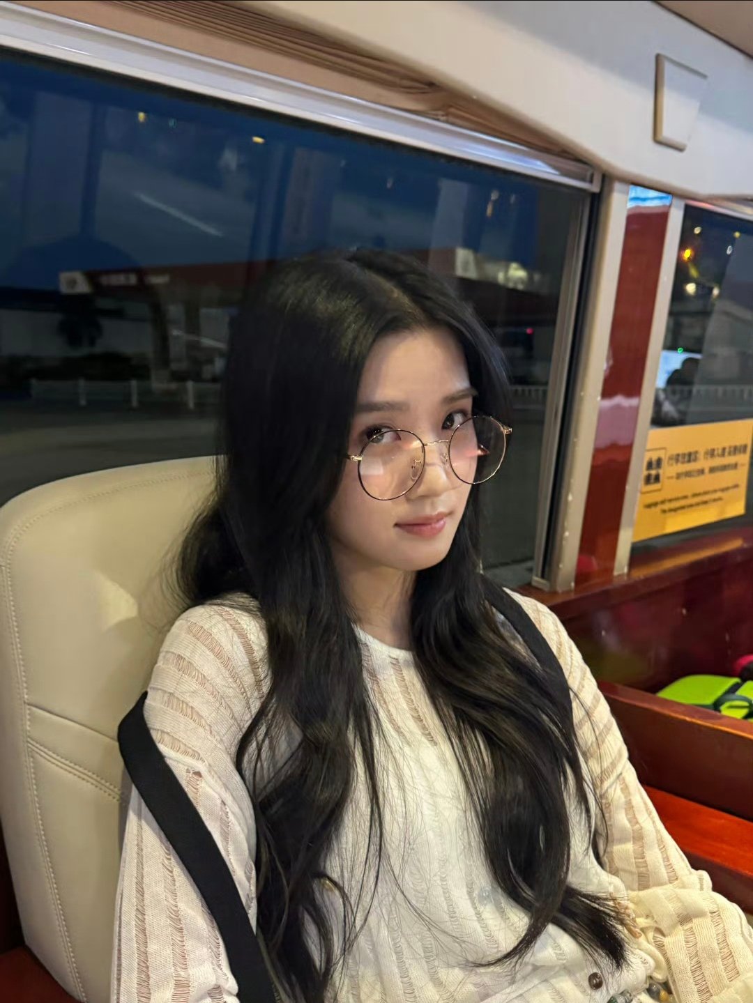 卢昱晓妈妈降临看卢昱晓这造型，半扎发的抓夹别得随性，裸色裙的褶皱里藏着温柔。她
