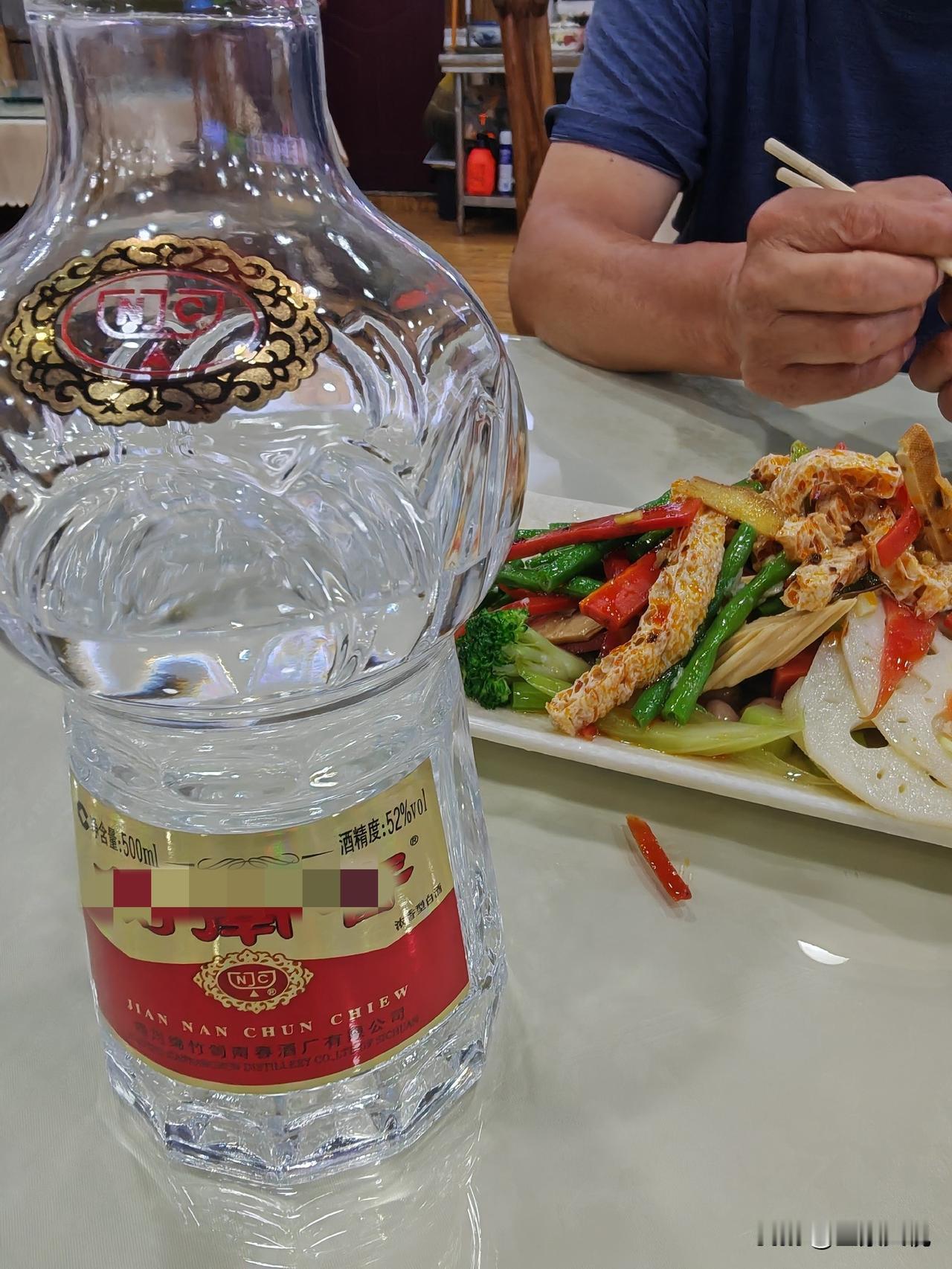 前天在西安和戏友两个人晚上吃了个烧烤，喝了点小酒。我拿了一瓶酒，我