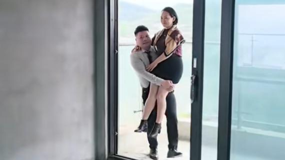 男销售抱着女富婆看房,亲密的宛如恋人,同事称干这行得有硬实力