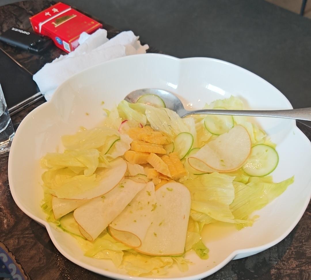 家常菜真的太好吃啦！就像豆角炒肉丝，猪肉切丝腌制20分钟，四季豆切丝，调个料汁备