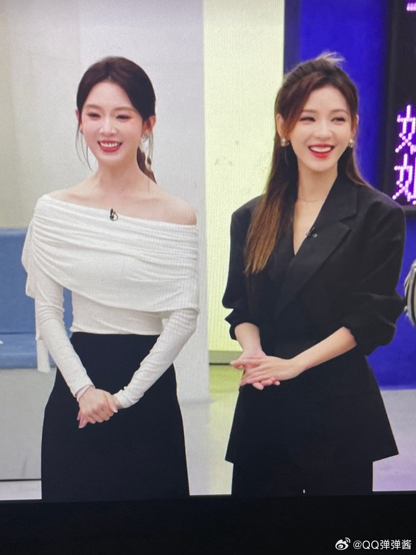 陈瑶镜头张予曦单手抱陈瑶张予曦单手抱陈瑶也太苏了！黑白配同框超养眼，全程贴贴牵手