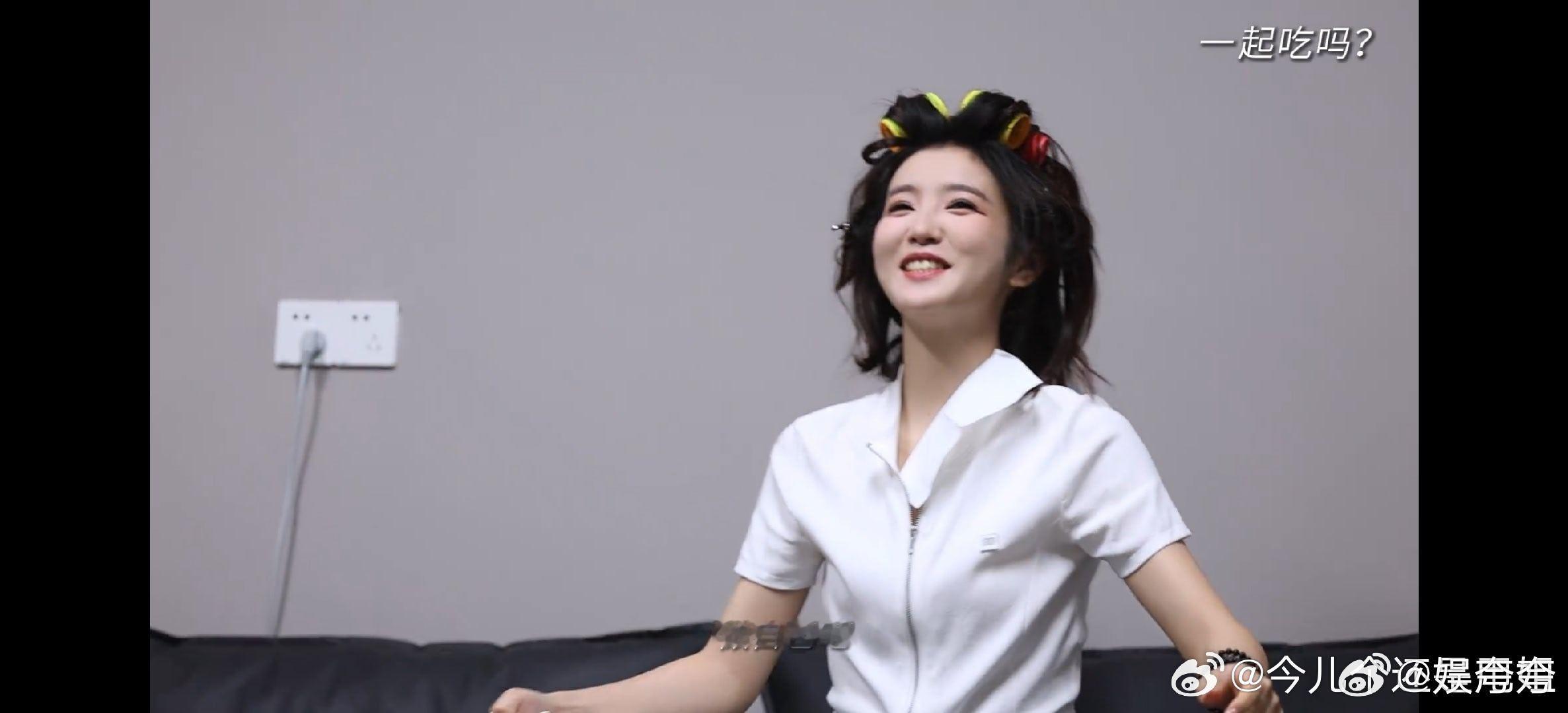 李云霄短发短发造型惊喜感拉满！剪裁干净利落，飒爽少年感搭配温柔书卷气恰到好处。眉
