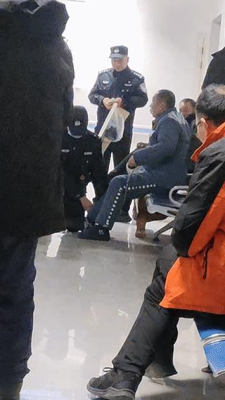 网友医院拍到一位犯人来做核磁共振检查。由于做核磁检查身上不能携带任何金属物品。