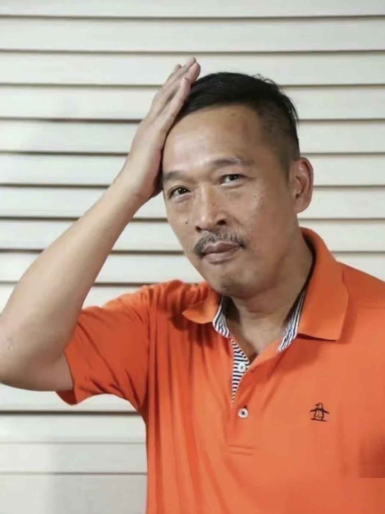 我在香港工作过的表哥，曾经偶遇过游飚，他回来就说，游飚真是和电视上不一样！