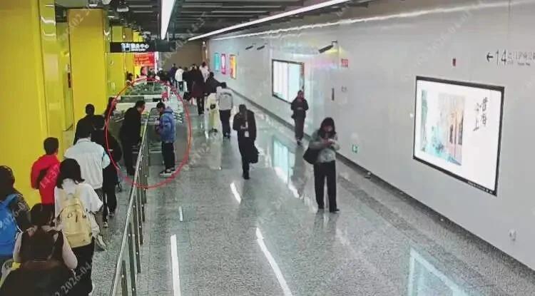 上海。快递员报案，他把价值7999元的手机投递到买家家门口，买家没收到。警方毫