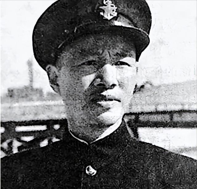 1949年4月23日，南京笆斗山江面，25艘军舰同时拉响长汽笛，笛声穿过长江水