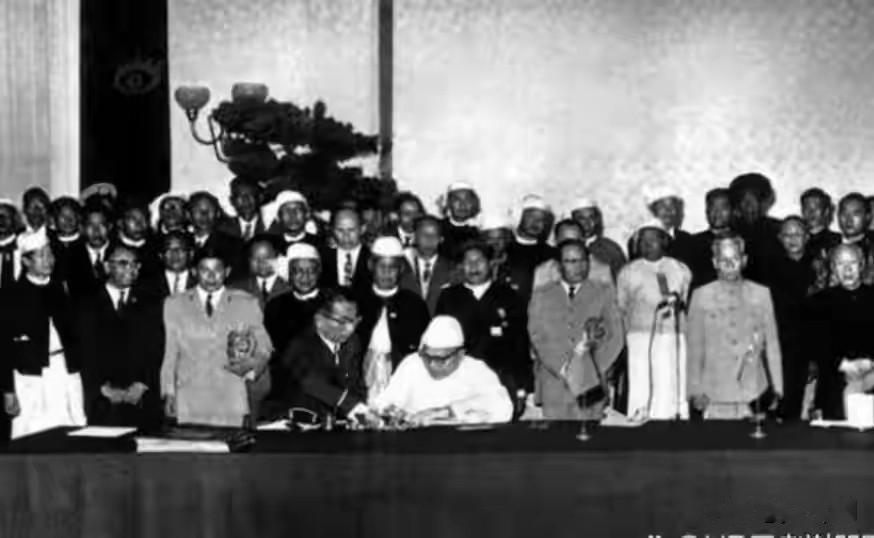 1965年，马来西亚把新加坡踢出联邦。理由简单粗暴——新加坡74%是华人，贡献了
