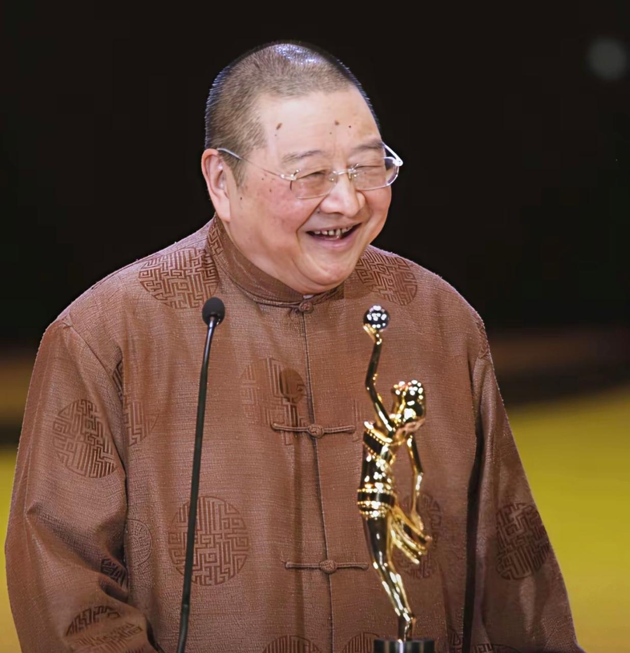 一个被七十多种病缠身的84岁老头，用一个玩笑就把死亡请下了神坛就在协和医生那句