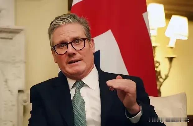 笑着怼翻特朗普！斯塔默这波外交平衡术太绝了记者的麦克风怼到面前，问题尖锐又