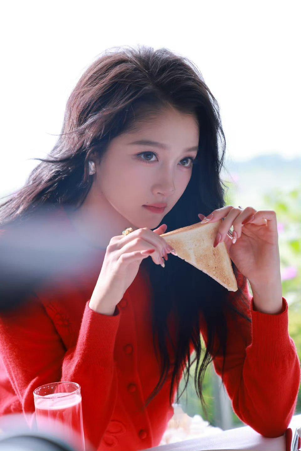 关晓彤工作室发了侧拍花絮，红色好喜庆啊