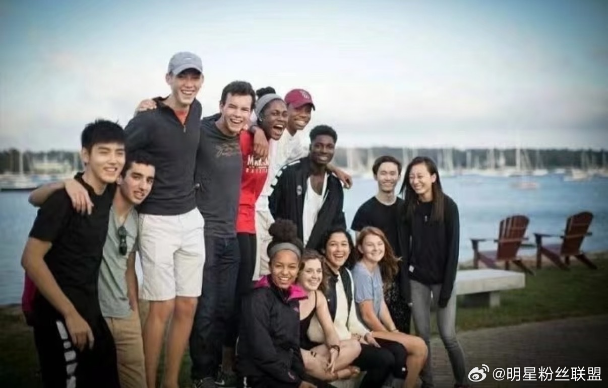 陈飞宇高中毕业照旧照里的陈飞宇干净乖巧，很有气质。