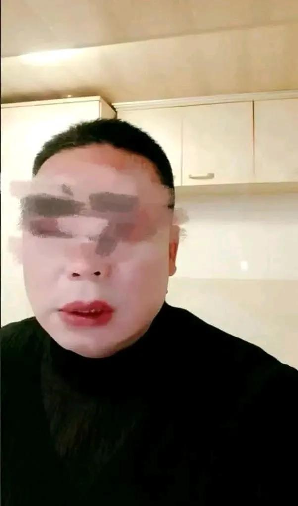 就是这个年近60的男人，假扮成女性，交往了1600多个直男，这其中有健身教练、男