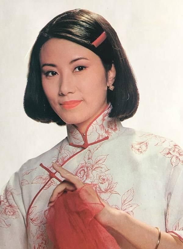 汪明荃，香港娱乐圈当仁不让的大姐大。被称为“阿姐”，汪明荃气质大气得体，端庄自然
