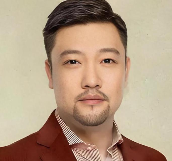 你跟他推杯换盏，他转身把你发上网。贾冰在成都一家餐厅的包间里，跟老战友吃饭