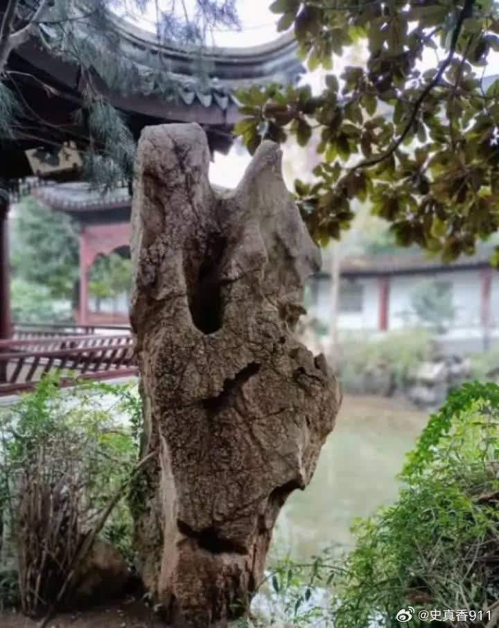 1997年，赵本山在荣城演出，主办方老板和他说：“听说赵老师很能喝，咱俩比比呗，