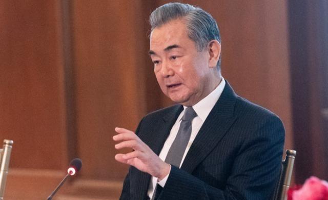 果然不出所料：柬泰刚刚停火，美国就来抢功了，幸亏王毅留了一手。2025年，柬