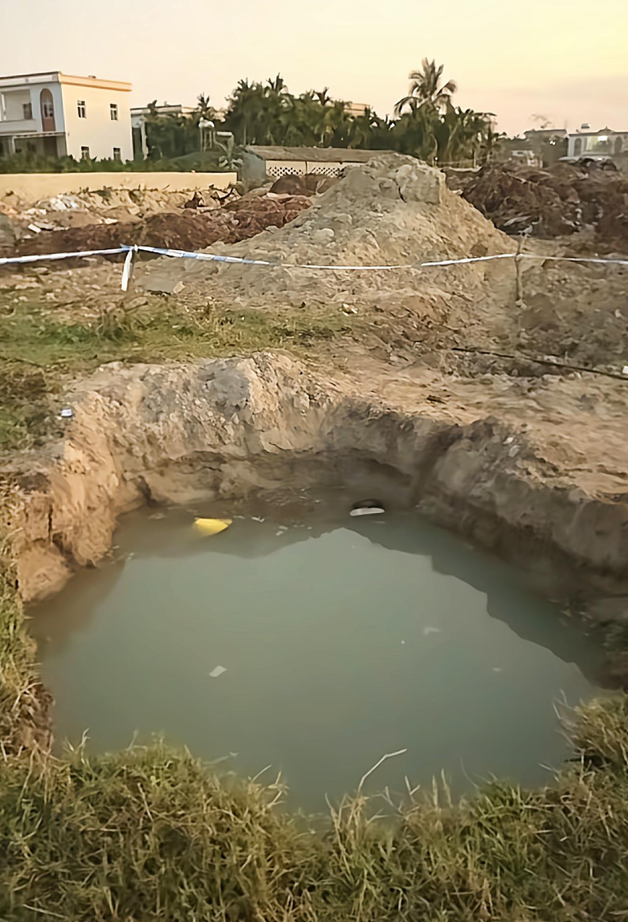 海南乐东，这是放牛母子掉入身亡的水坑！坑挖得很不规则，边上浅，中间深，像个大漏斗