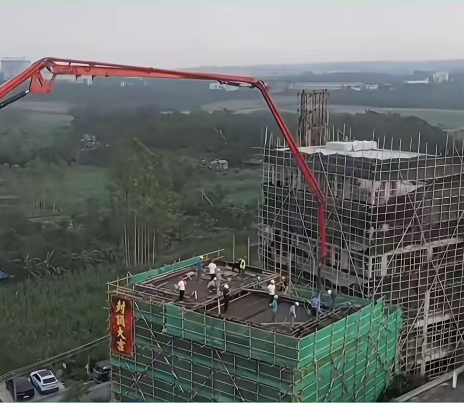 几天不见，全红婵邻居家的房子都这么高了，这是奔着大酒店盖吗？盖六七层的楼房，说