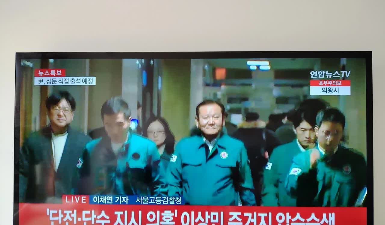 对尹锡悦的调查暂时中断之后，韩国内乱特检组今天突击搜查了原行政长官李尚敏的住宅。
