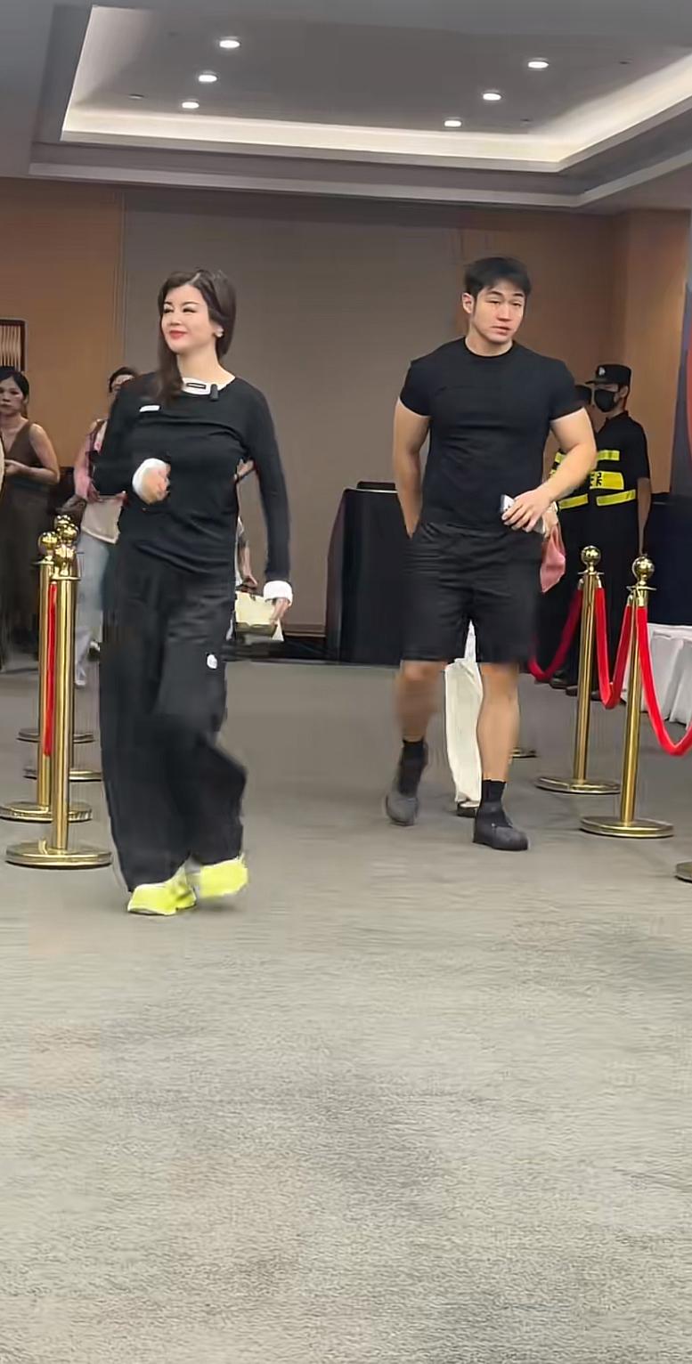 “软饭王”任任，陪着自己的女朋友，虞美人集团董事长于文红，出席2026年集团全国