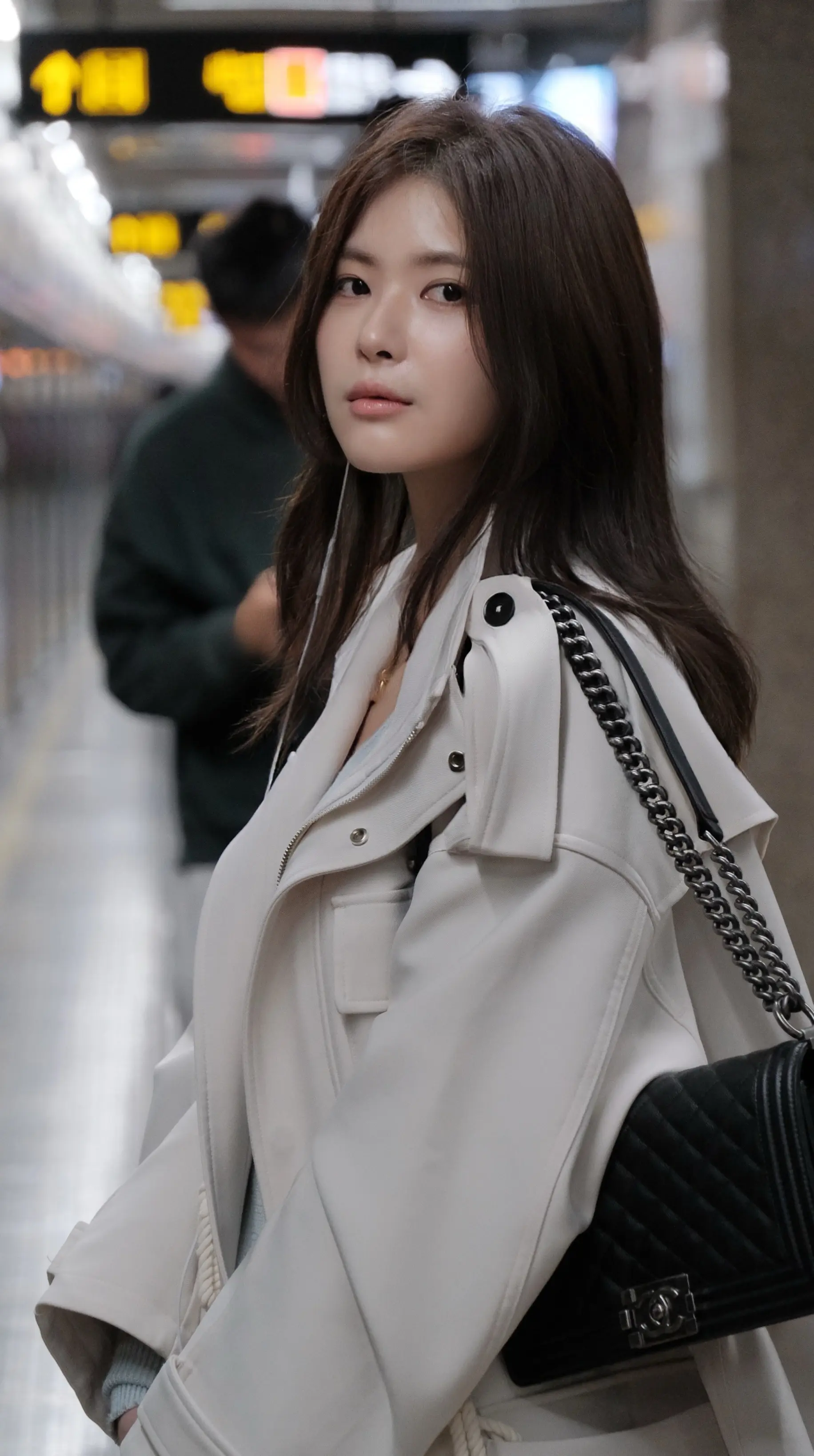 上海街拍｜地铁女孩。上海完全是小说里的A市，每个小姐姐都美的很有故事感！