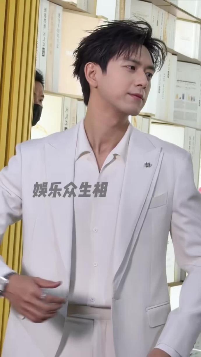 李现白西装矜贵公子李现白西装红底鞋李现白西装红底鞋，李现白西装矜贵公子，谁懂