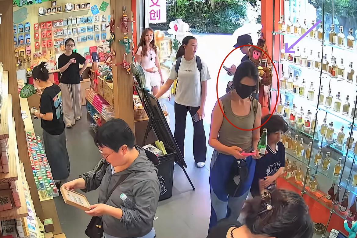 蔡少芬张晋携三儿女贵阳游玩这打扮方式，属实让人认不出啊，大黑面罩盖住脸，身材也