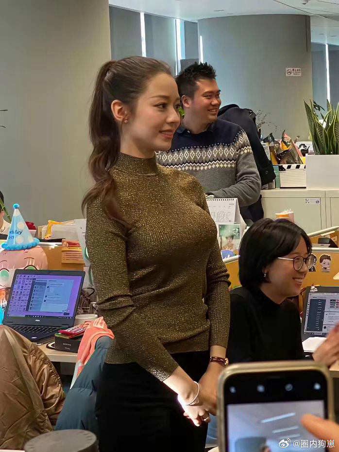 吉娜这身材真的绝了，曲线完美，妥妥的人间芭比，太惊艳了！