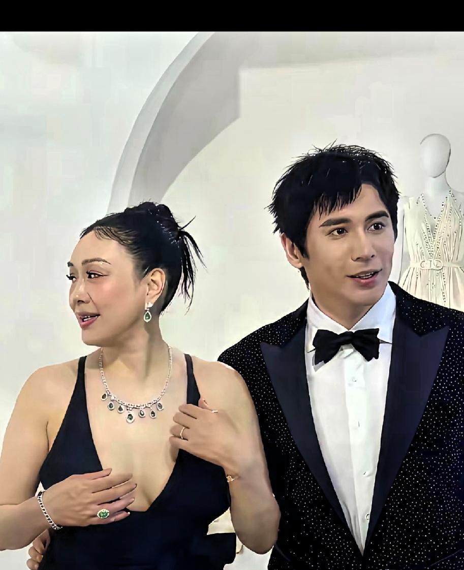 岁月真是一把杀猪刀！美人迟暮。钟丽缇终究还是老了，再怎么保养也抵挡不住胶原蛋