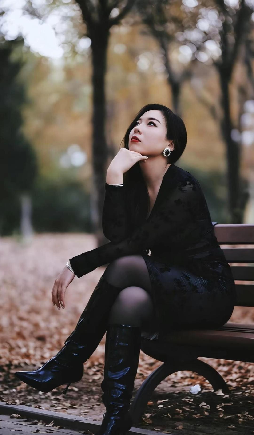 秋日午后，黑裙红唇，沉思在公园长椅上