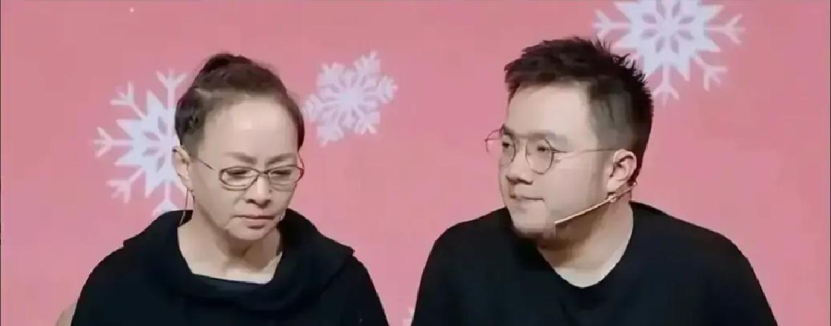 当年宋丹丹揣着卡带儿子去看车，二话不说相中了一台一百多万的路虎，正准备豪气掏钱，