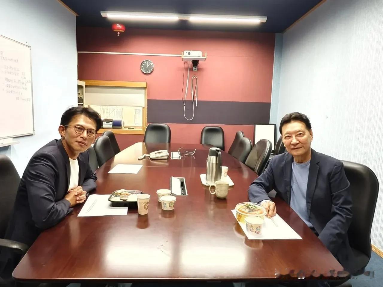 赵少康、黄国昌讨论选战，“盼蓝白紧密合作下架民进党”。听着咋这么怪怪的？黄国