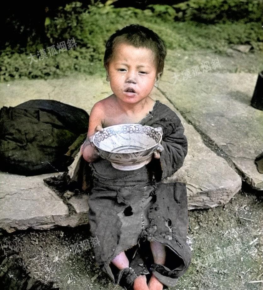 这是两张1946年拍摄的照片，左边是湖南衡阳乞讨的孩子，右边是湖南长沙一个游园的