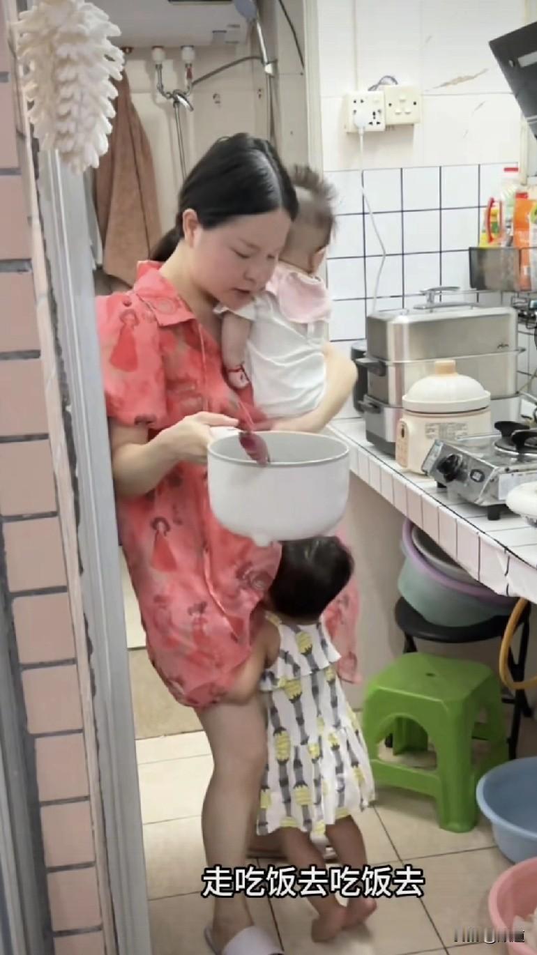 半夜两点休息中，被一个普通宝妈带俩娃的视频看哭了。宝妈抱着1岁8个月的大宝正在