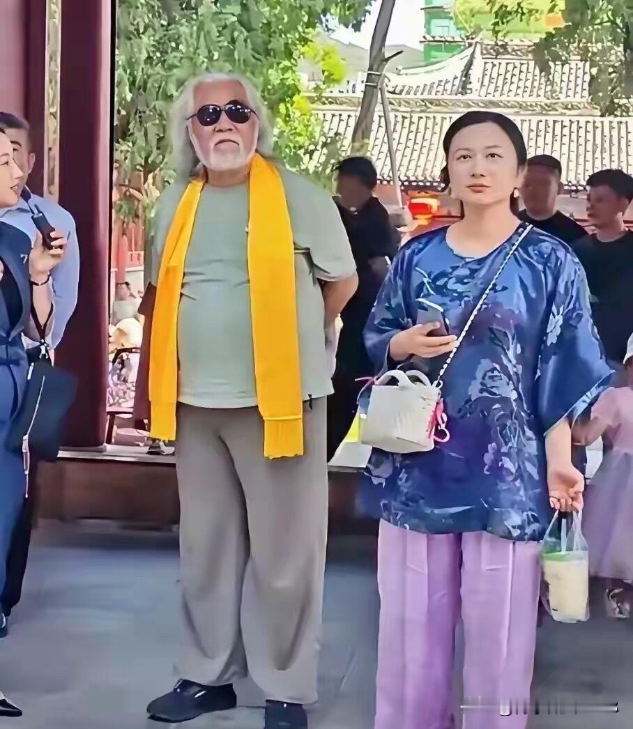 女神原来多么漂亮，气质清纯，怎么这么多年过去了，颜值呈现出断崖式的衰老，穿着普通