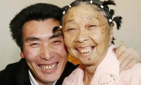 小伙当年不顾全村唾骂，娶了比自己大32岁的当地一唱戏的，亲爹被气得断绝关系，老乡