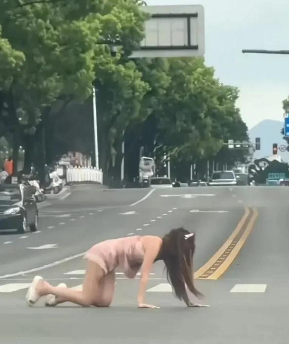 他到底经历了什么，所以才变成这样子