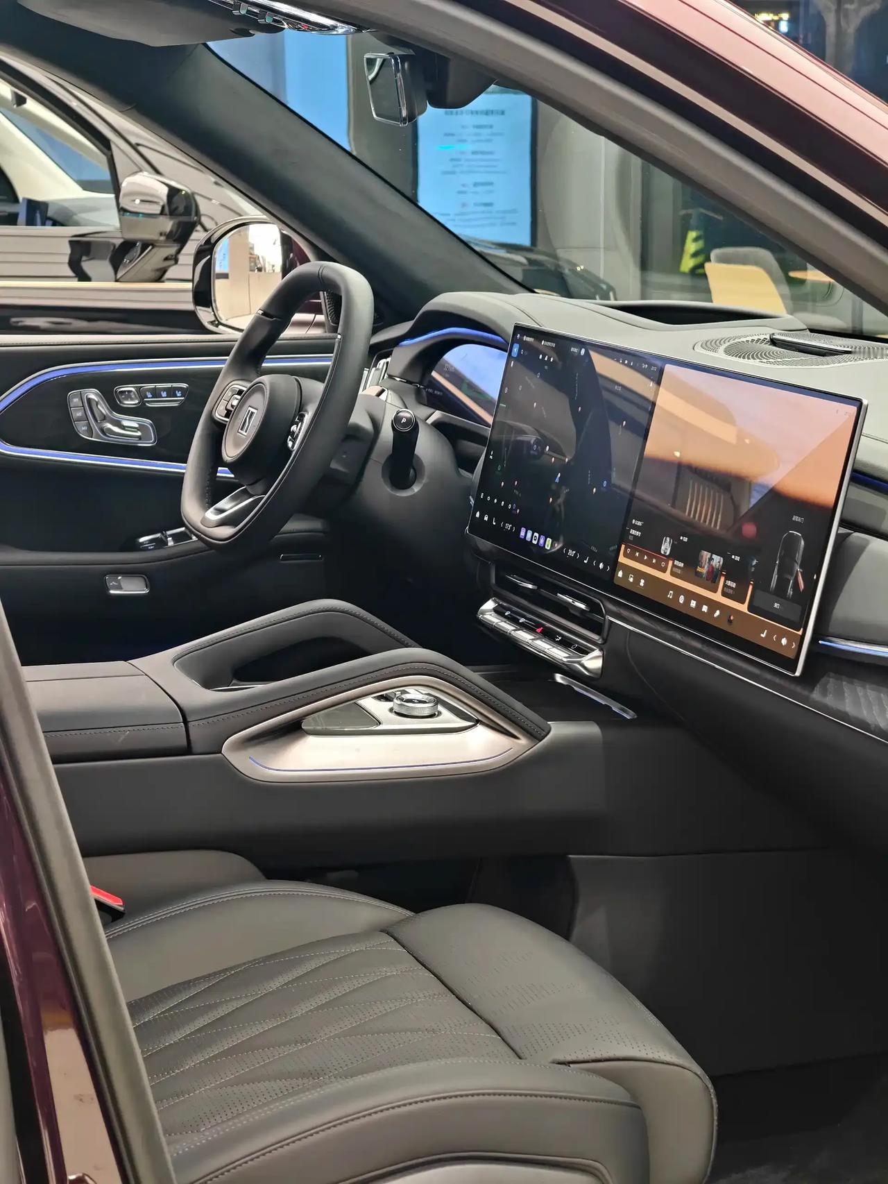 带媳妇去试驾极氪8X，她一坐进去就被内饰吸引了。NAPPA真皮座椅带按摩通风，后