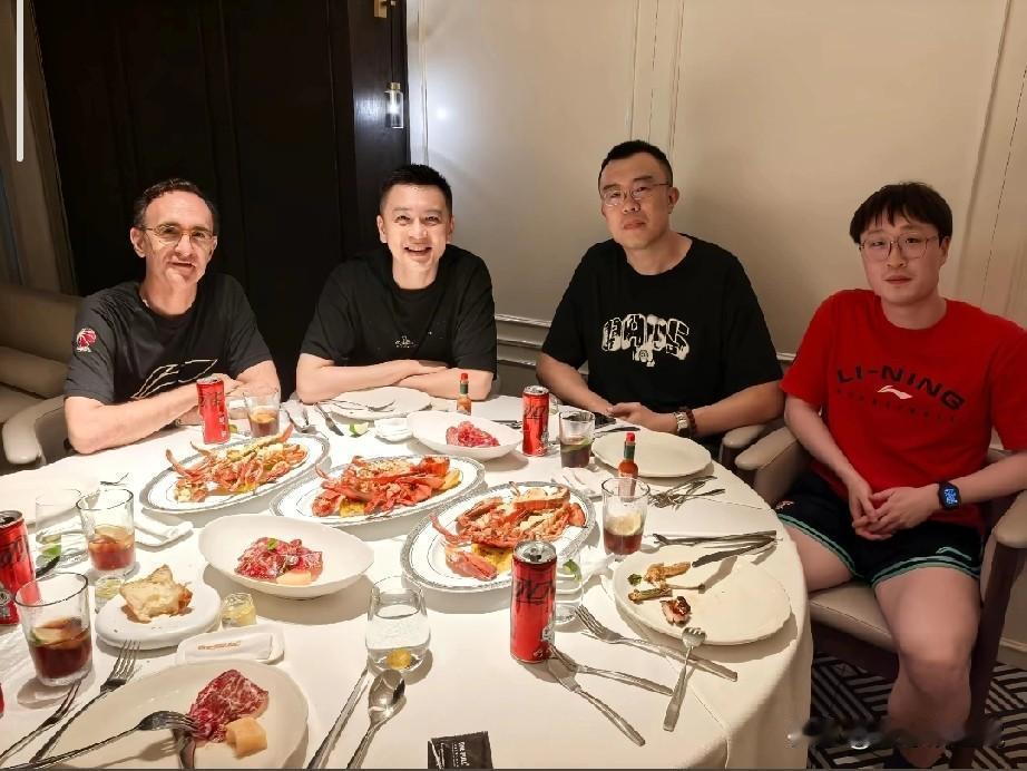 杨鸣指导这是要回辽篮啊！绝不是单纯的请客吃饭！杨鸣指导近日和大韩、乌戈聚餐，