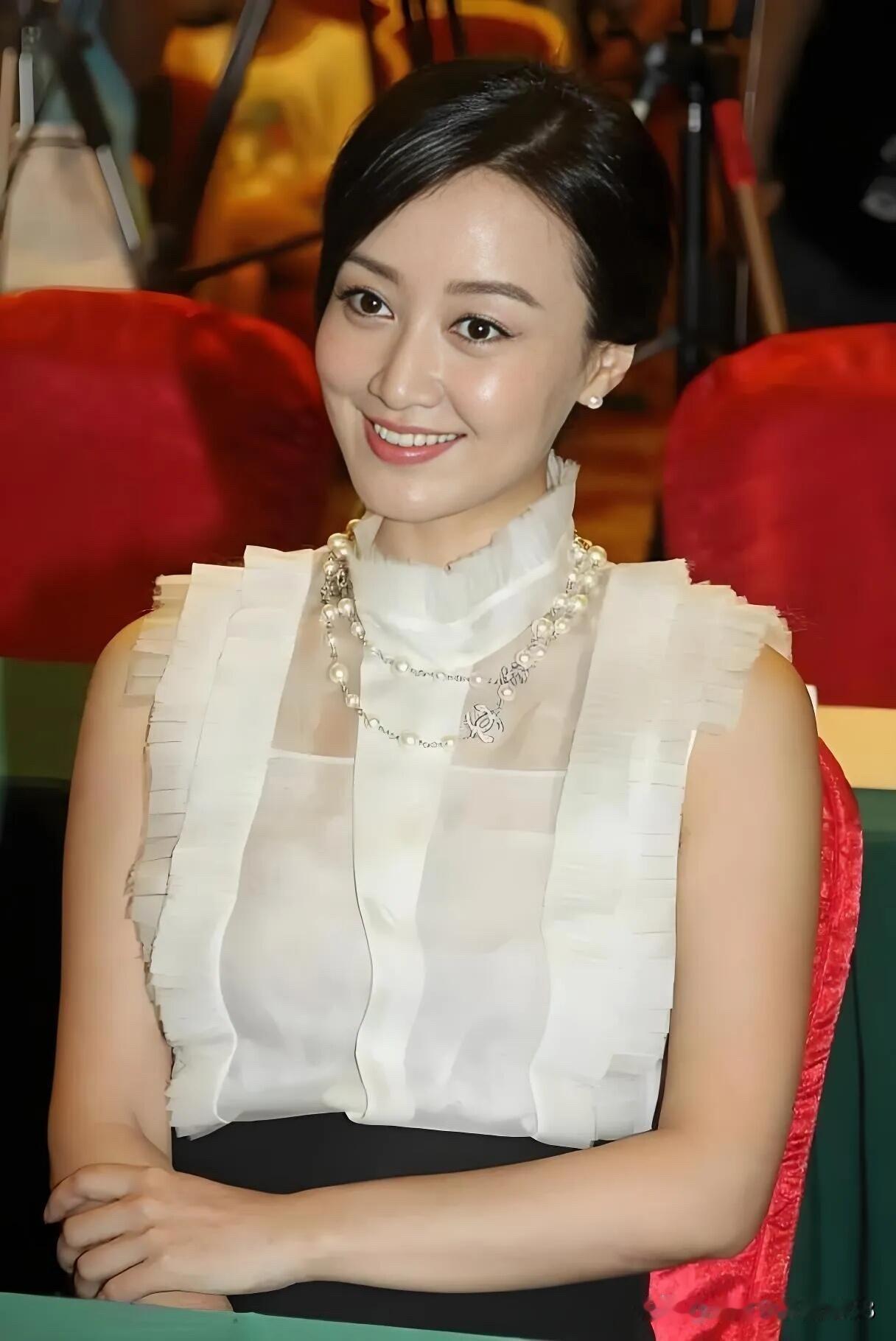 她长得好漂亮，本是央视主持人的她不知啥原因跨行去当了演员，演了这么多年，角色也不