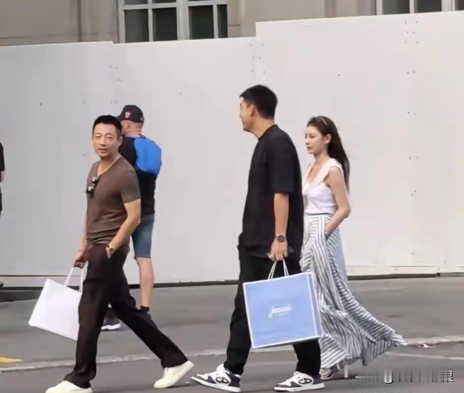 网友偶遇汪小菲与马筱梅，她怎么可以这么美的跟在汪小菲的身后，要是S在汪小菲是