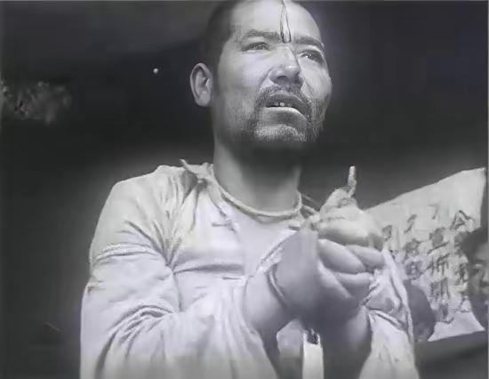 1951年，杀害刘胡兰烈士的“大胡子”张全宝，正接受公审，他戴着手铐，对自己罪行