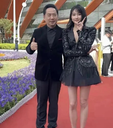 关晓彤估计头都大了这躲还是不躲好啊？​​​