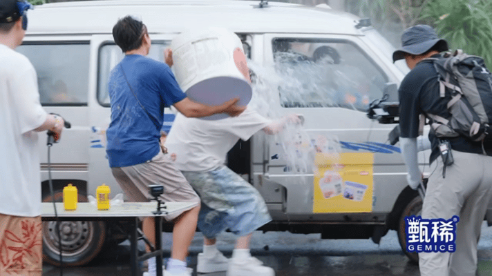 邓超一盆水把鹿晗泼回了扁头邓超把鹿晗泼回了扁头哈哈哈哈哈鹿晗去开王勉的车门，邓