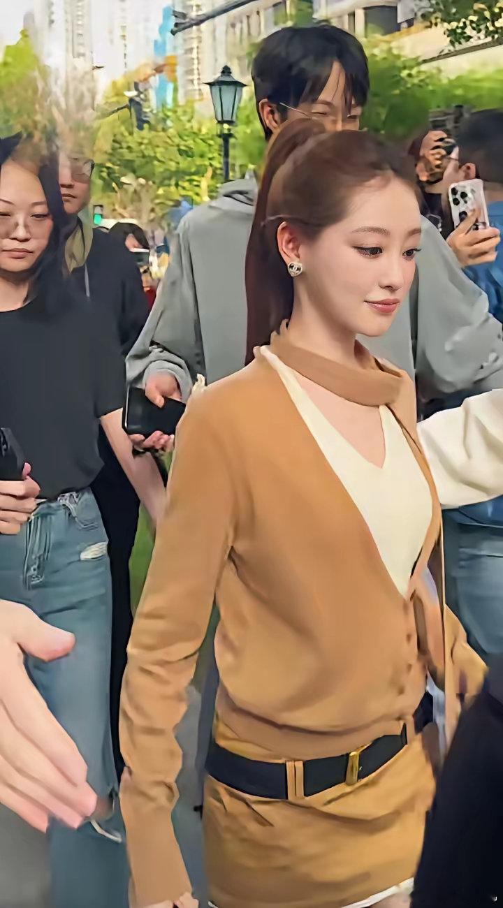 怎么回事，是我看多了许妍穿搭么？看谁都是​祝绪丹最美，她为什么要和我用一样的这造