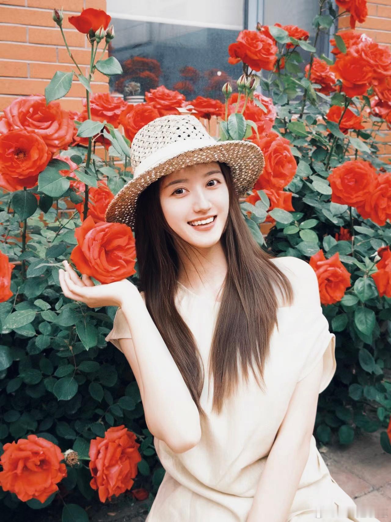 听说北邮的月季火了🌺🍃经管院门口的月季开的也太明媚张扬了！日常ootd