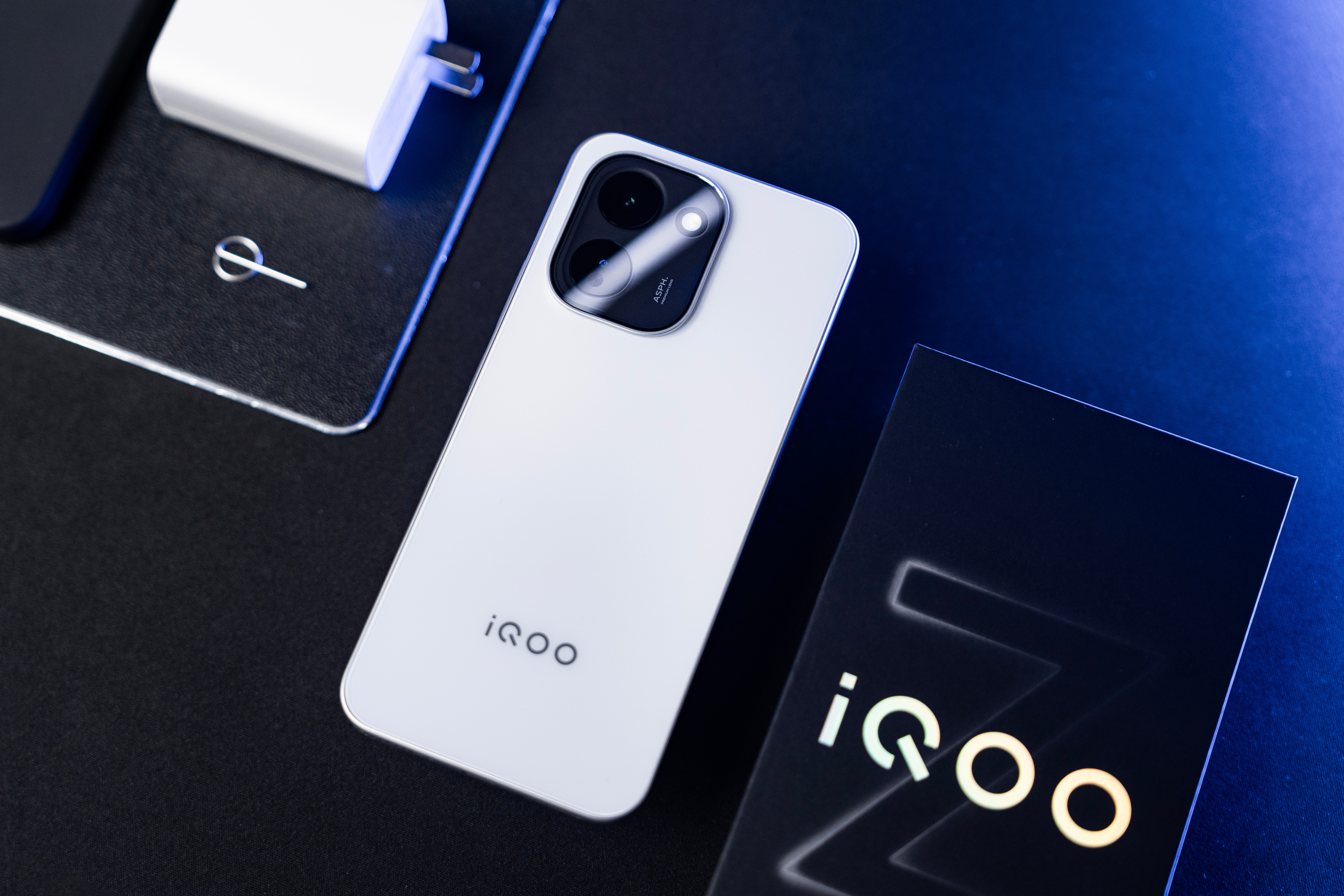 iQOOZ11迟到的简单测评和图赏作为Z系列的基础款，他的定位就非常类似于O