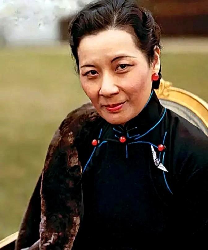 提到宋美龄的谢幕，很多人的第一反应是极尽奢华。但2003年，106岁的她在纽约离