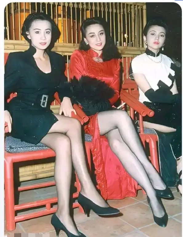 年轻时刘嘉玲、利智和关之琳的合影。三位美女颜值、身材与气质俱佳，然而第...