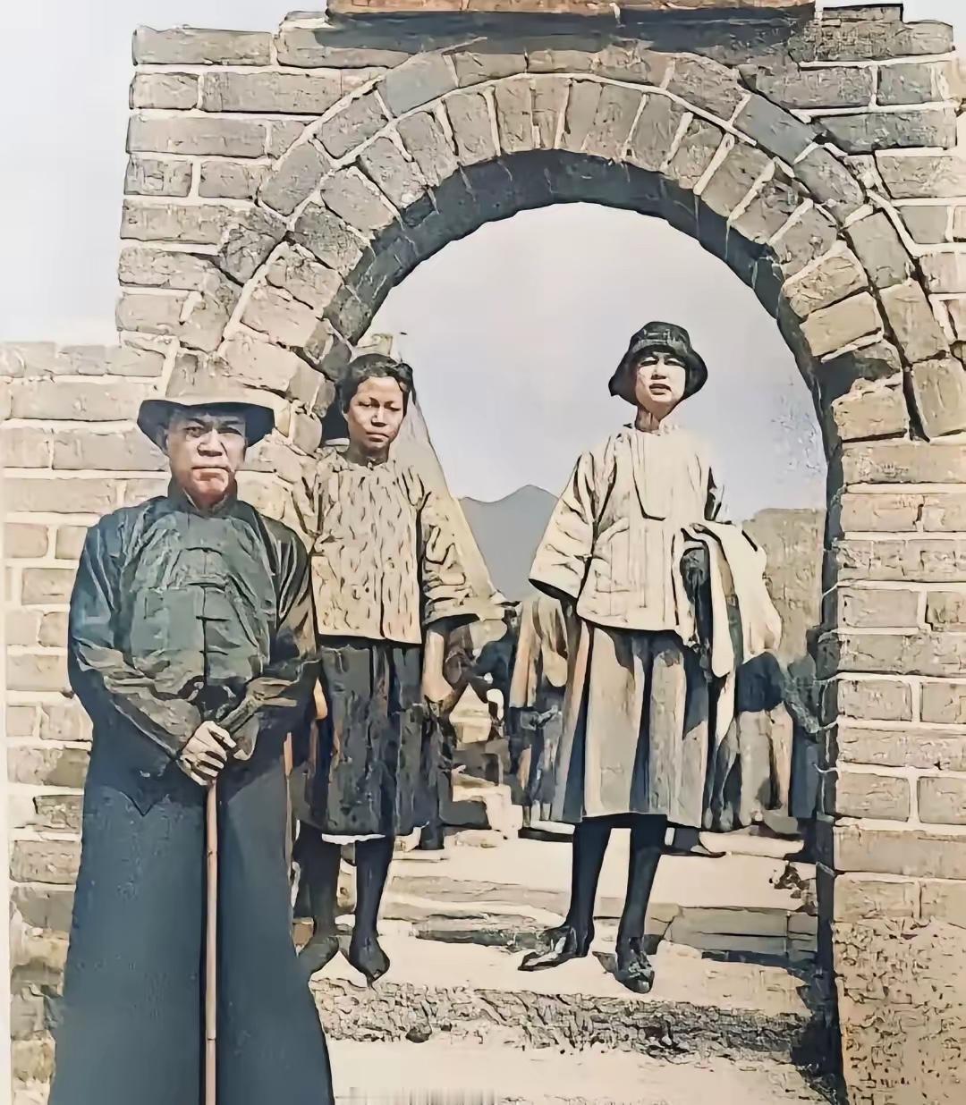 这是林徽因与公公梁启超、小姑子梁思庄游览长城时的真实样貌，都看看吧，林徽因的才华